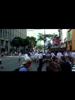 [x]2013年博多祇園山笠 博多小子供山笠「大人が子供山笠を舁いたら（オマケ動画）」 （2013.7.7） - YouTube