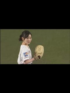 [x]特大ホームランを打たれる森七菜雑コラ始球式 - YouTube