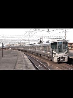 [x]JR西日本 225系0番台 I5編成+223系2000番台 V14編成 湖西線 A新快速 姫路行き 大津京駅 20230304 - YouTube