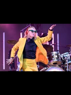 [x]Cate Blanchett Rocks Out During Surprise Appearance at Glastonbury