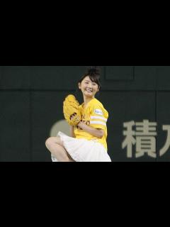 [x]おのののか、ミニスカで始球式も大暴投！ 「鷹の祭典 2015 in 東京ドーム」 #Nonoka Ono - YouTube