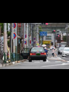 [x]タクシーが客下ろしの為に駐停車禁止の交差点内に緊急停車したのを避けようとした車両を妨害して割り込ませないように進路妨害する撮影車は免許返納やろ ...